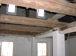 Wohnraum Holzbalken abbeilen